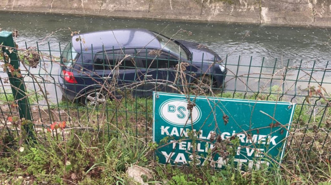 Düzce’de otomobiliyle dereye uçtu