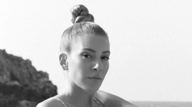 Sinem Kobal hayranlarına kumsaldan