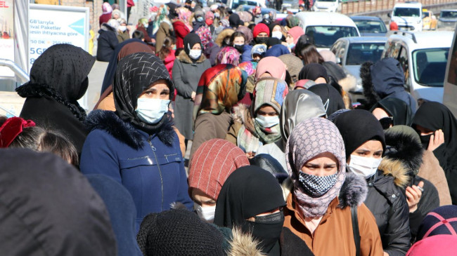 Erzurum’da indirim kuyruğu
