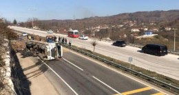 Tomruk yüklü TIR devrildi; D-655 karayolu trafiğe kapandı