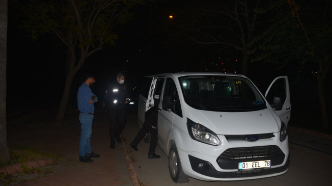 Adana’da alkollü kişi bekçilerin üzerine panelvan araç sürdü