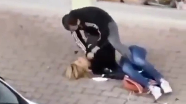 Antalya’da sokak ortasında kadın şiddeti