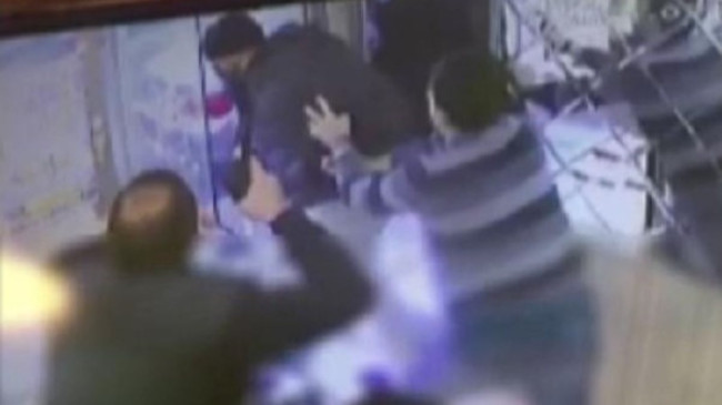 Bağcılar’da kuyumcuya silahlı soygun girişimi kamerada