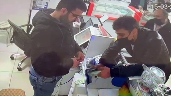 Esenyurt’ta tırnakçılık yöntemiyle 300 doları çalmaya çalıştılar
