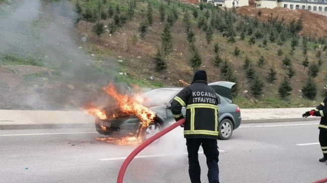 Gebze’de arızalanan otomobil alev alev yandı