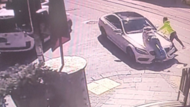 Güngören’de iki kişiye çarpan otomobil kamerada