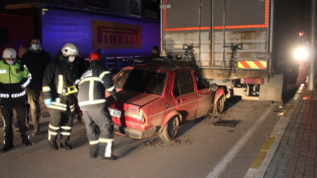 Kocaeli’de kamyonun altına giren sürücü yaralandı