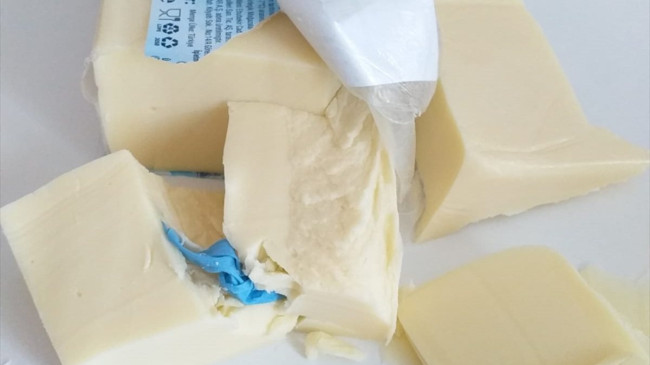 Kocaeli’de marketten aldığı kaşar peynirinden eldiven çıktı