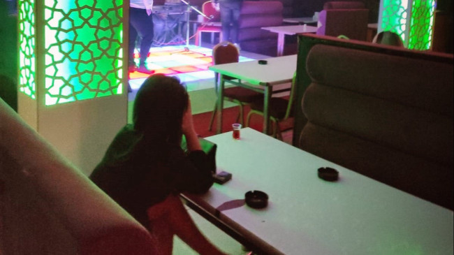 Konya’da, yasağa rağmen açık eğlence mekanında polis baskını
