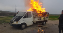 Manisa’da kamyonetin kasasındaki eşyalar yandı