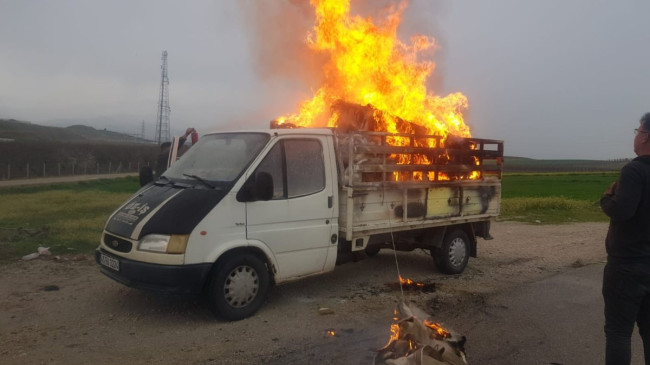 Manisa’da kamyonetin kasasındaki eşyalar yandı