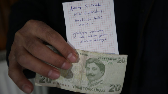 Nevşehir’de camideki prizi kullanan genç, kitaplığa para ve not bıraktı