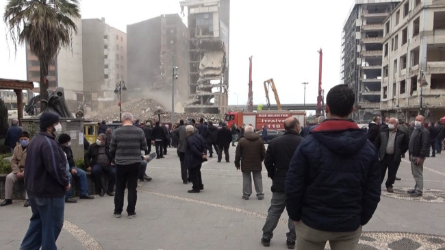 Rizeliler meydanda toplanıp inşaat yıkımlarını izliyor
