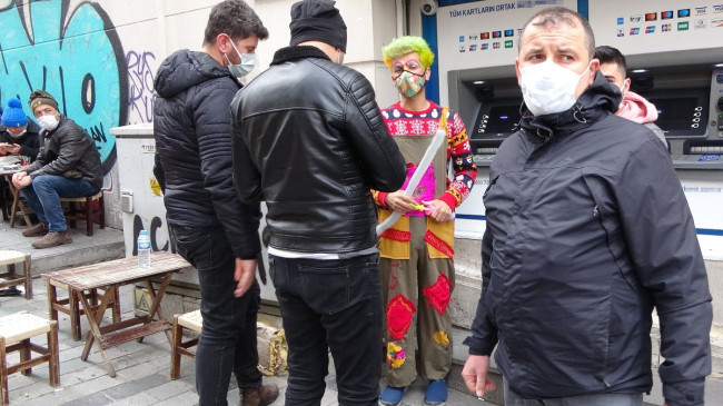 Taksim’de selfie yaptırdığı turistleri para için tehdit etti