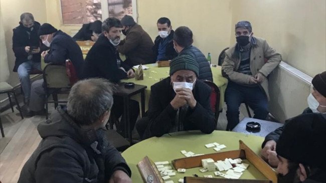 Uşak’ta korona tedbirlerini ihlal edip okey oynayanlara para cezası