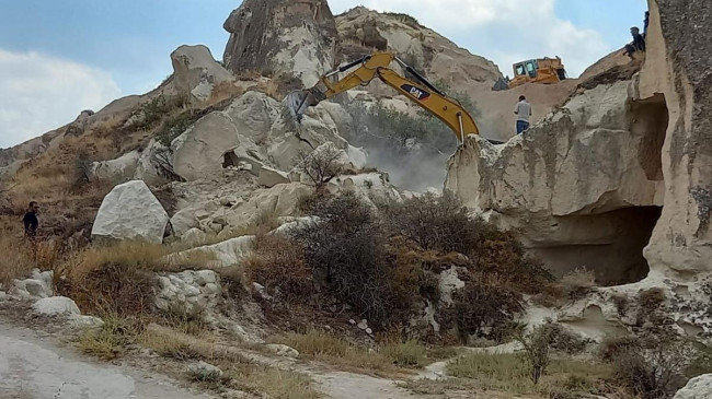 Yol için peribacaları iş makineleriyle yıkılıyor!