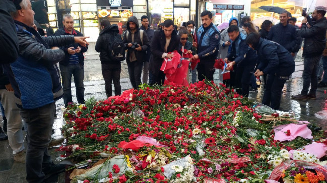 Taksim’deki platform ve bayraklar kaldırıldı