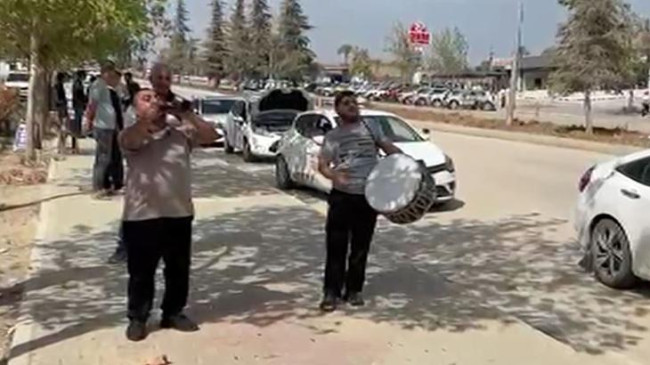 Adana’da sınavı geçen kişi sevincini davul zurna eşliğinde kutladı