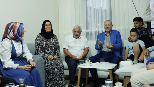 Cumhurbaşkanı Erdoğan, Malatya’da depremzede aileyi ziyaret etti