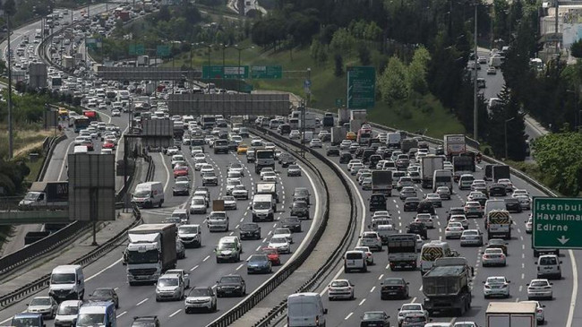 İstanbul’da akşam saatlerinde trafik yoğunluğu yaşanıyor